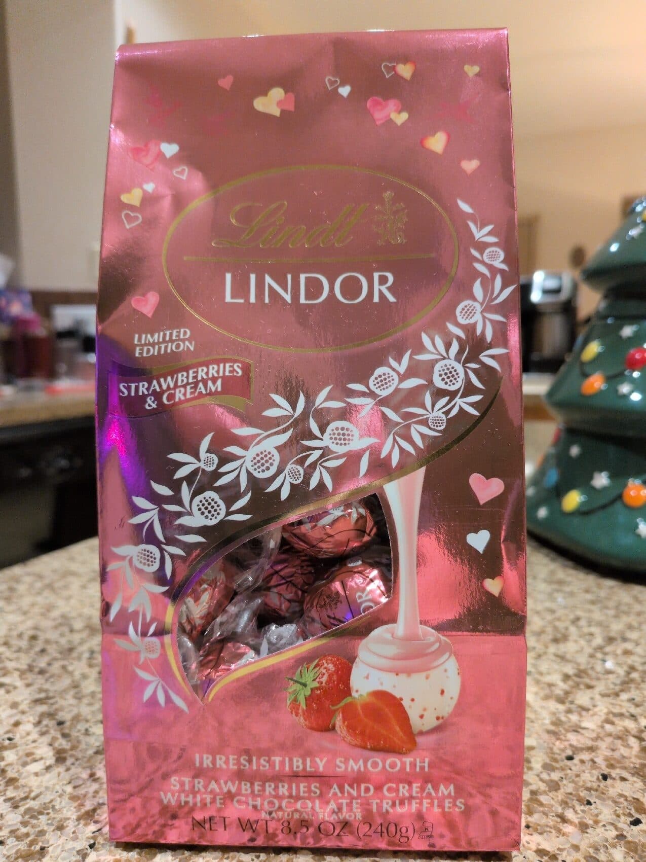 Lindt Strawberries And Cream White Chocolate Truffles packshot
