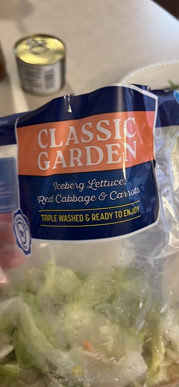 Kroger Classic Garden Iceberg Lettuce, Red Cabbage & Carrots packshot