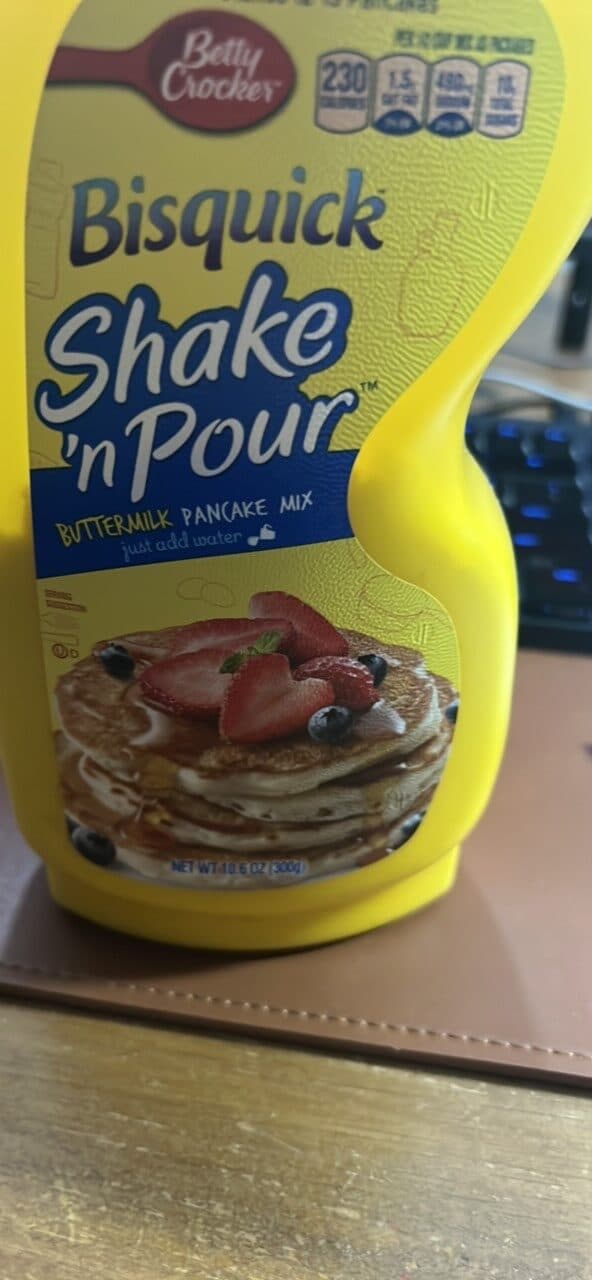 Betty Crocker Bisquick Shake 'n Pour Buttermilk Pancake Mix packshot