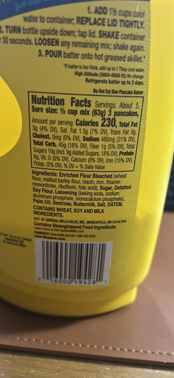 Betty Crocker Bisquick Shake 'n Pour Buttermilk Pancake Mix packshot