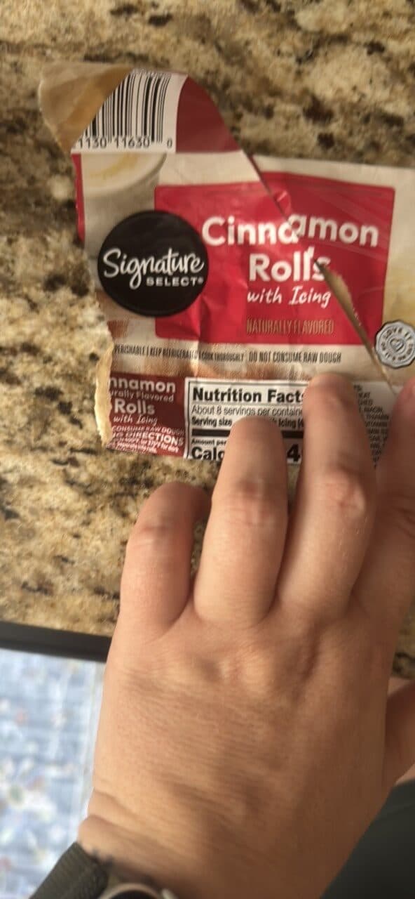 Signature Select Cinnamon Rolls with Icing packshot