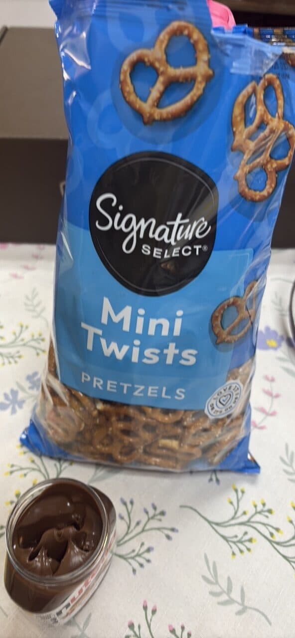 Signature Select Mini Twists Pretzels packshot