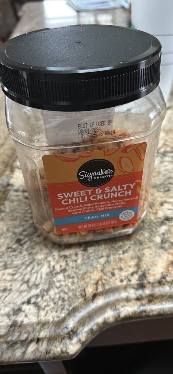 Signature Select Sweet & Salty Chili Crunch Trail Mix packshot