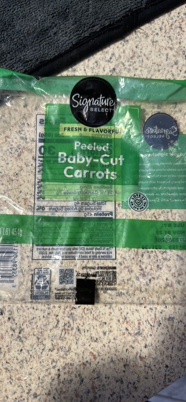 Signature Select Peeled Baby-Cut Carrots packshot