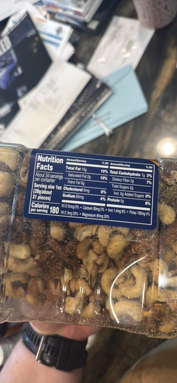 PLANTERS Deluxe MIXED NUTS packshot