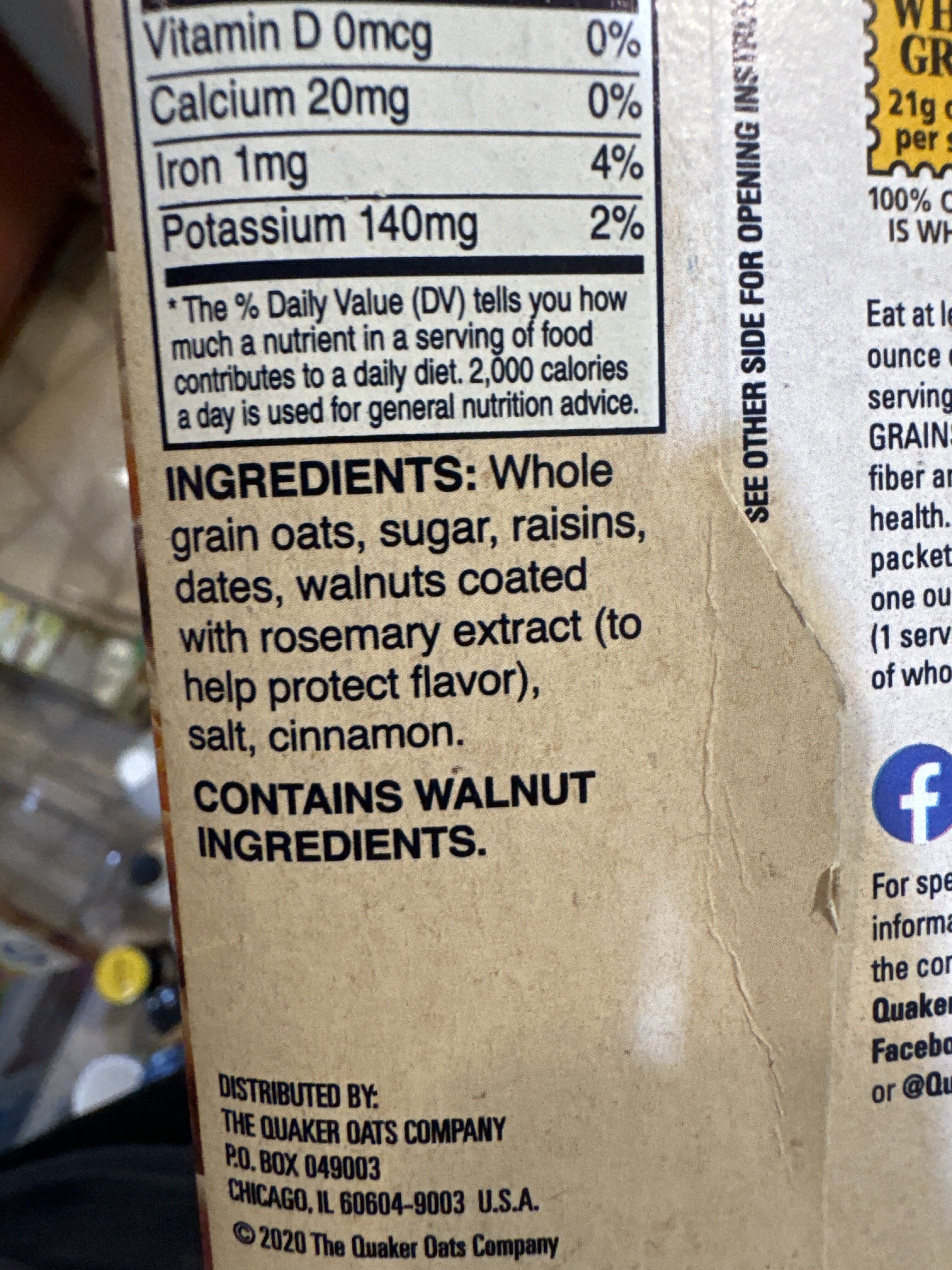 Quaker Instant oatmeal raisin date walnut packshot