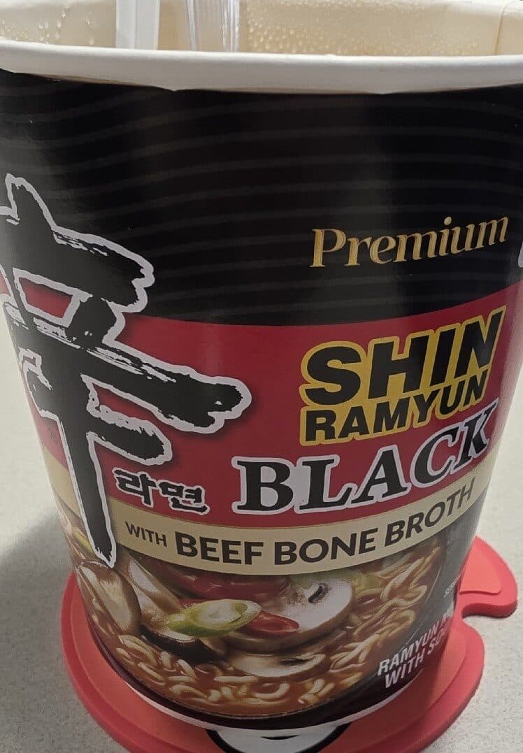 SHIN RAMYUN SHIN RAMYUN BLACK RAMYUN NOODLES WITH SOUP MIX packshot