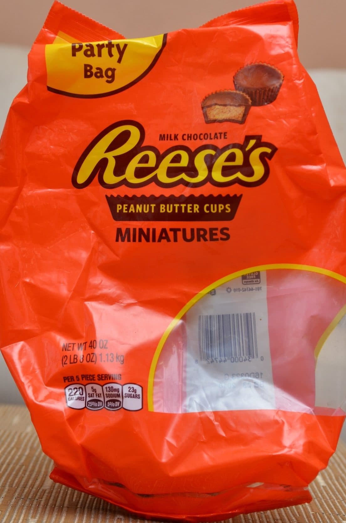 Hershey's Milk chocolate miniatures peanut butter cups packshot