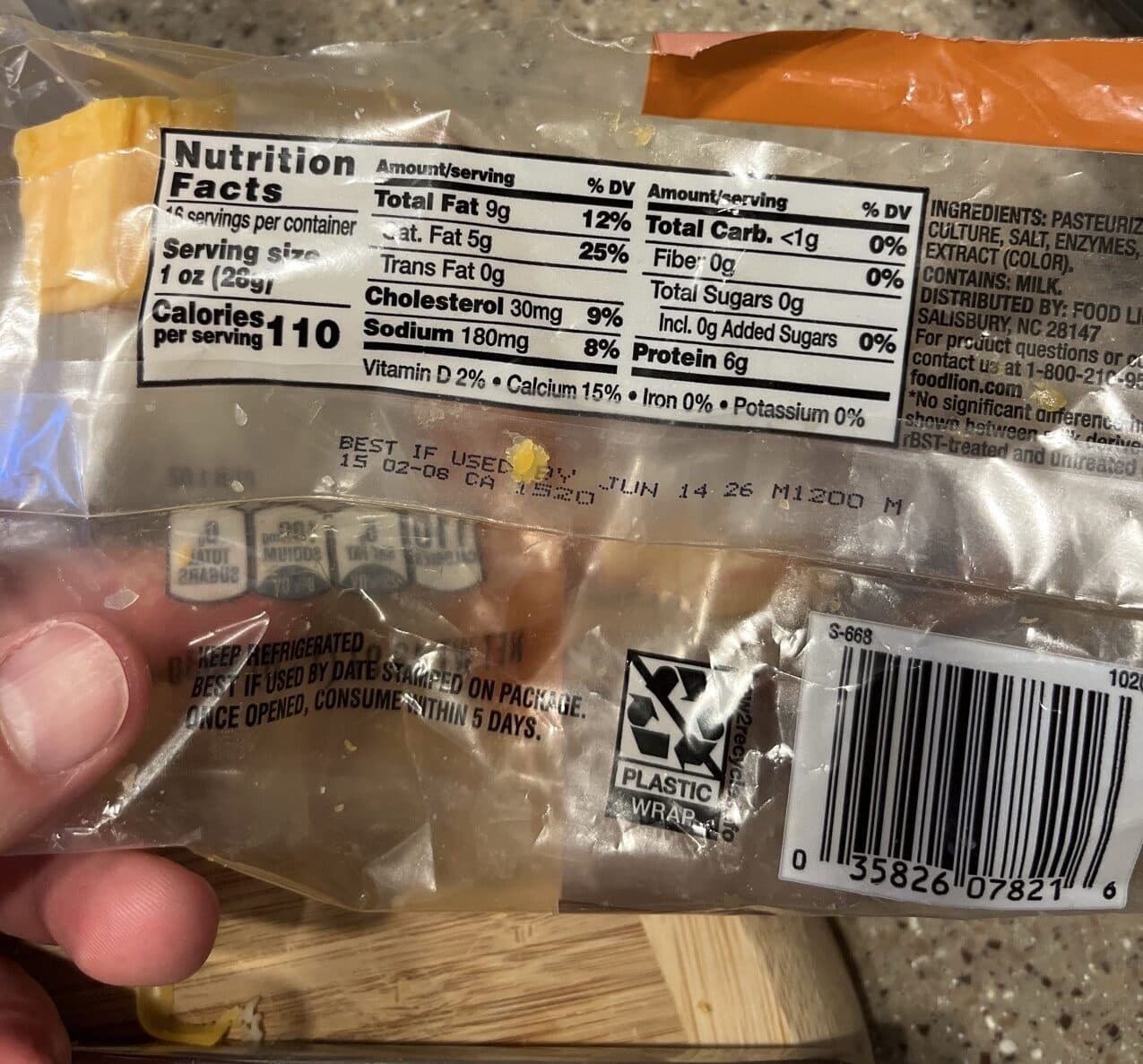 Food Lion Medium Cheddar Cheese packshot