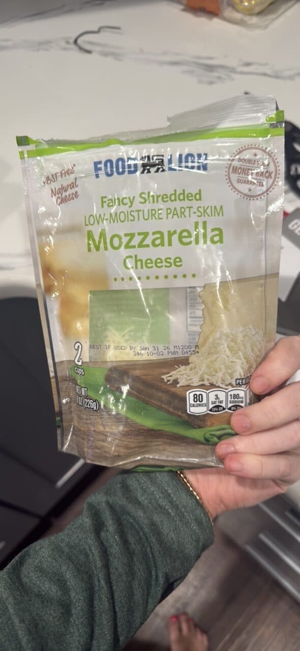 Food Lion Fancy Shredded Low-Moisture Part-Skim Mozzarella Cheese packshot