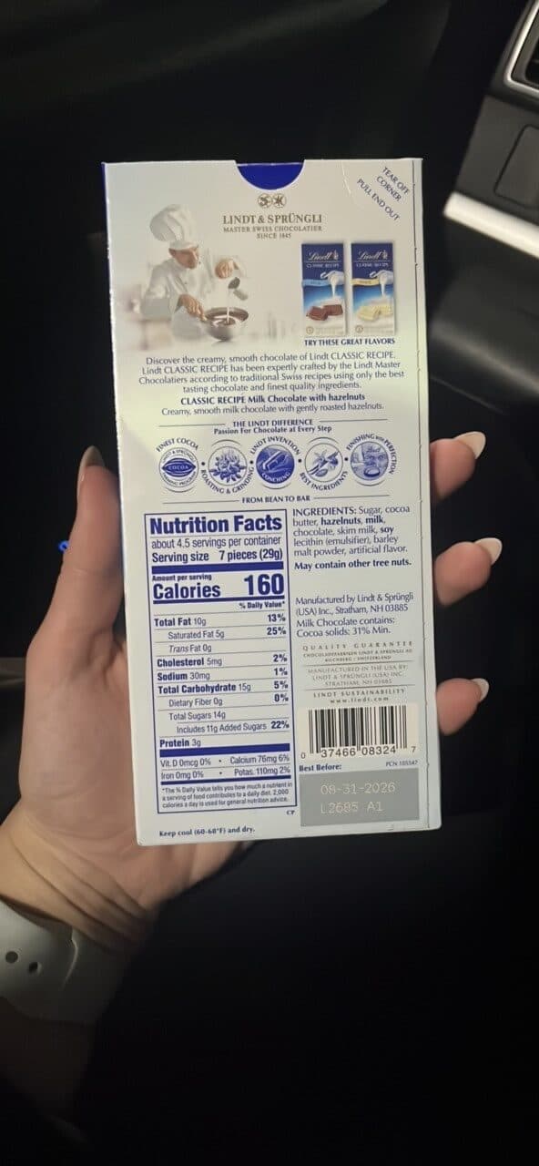 Lindt Classic Recipe Milk Chocolate with Hazelnuts packshot