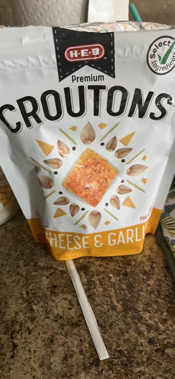 H-E-B Premium Croutons Cheese & Garlic packshot