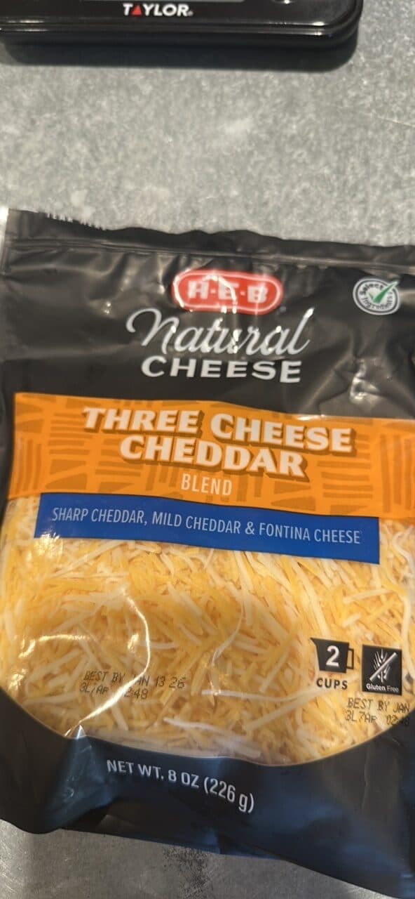 H-E-B Natural Cheese THREE CHEESE CHEDDAR BLEND packshot