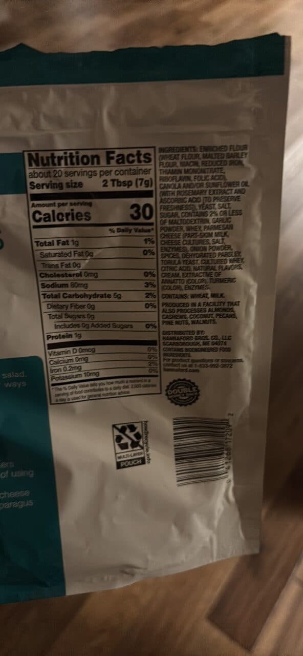 Hannaford CAESAR croutons seasoned with garlic & parmesan cheese packshot