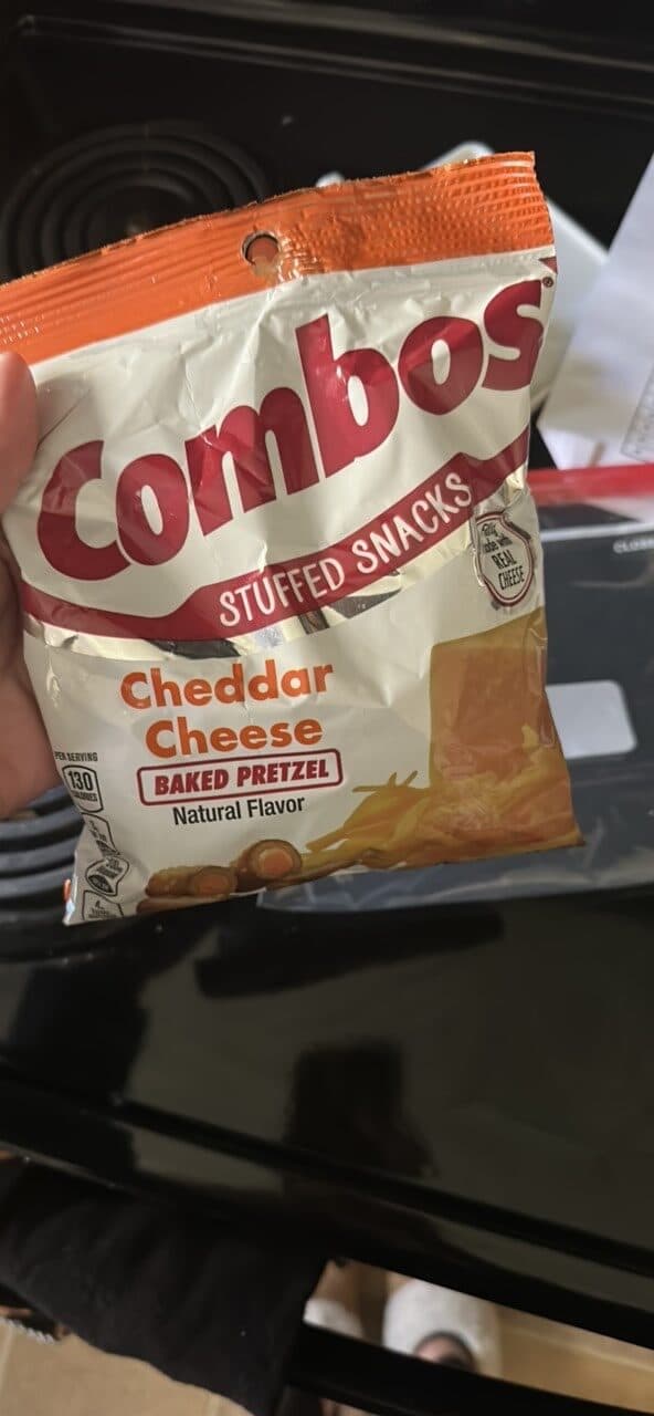 Combos Cheddar Cheese Baked Pretzel packshot