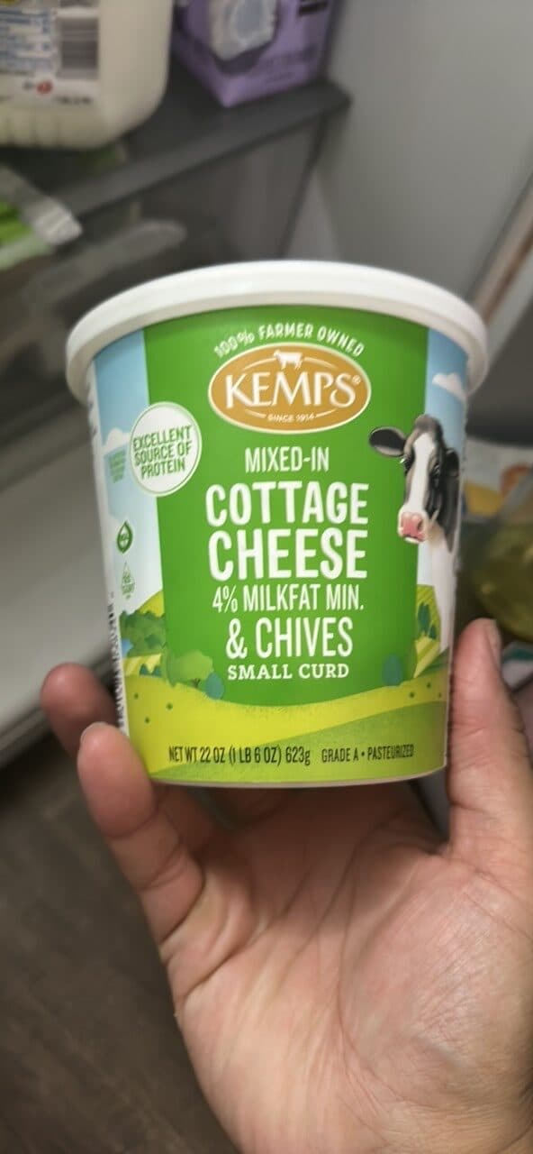 Kemps Mixed-In Cottage Cheese & Chives Small Curd packshot