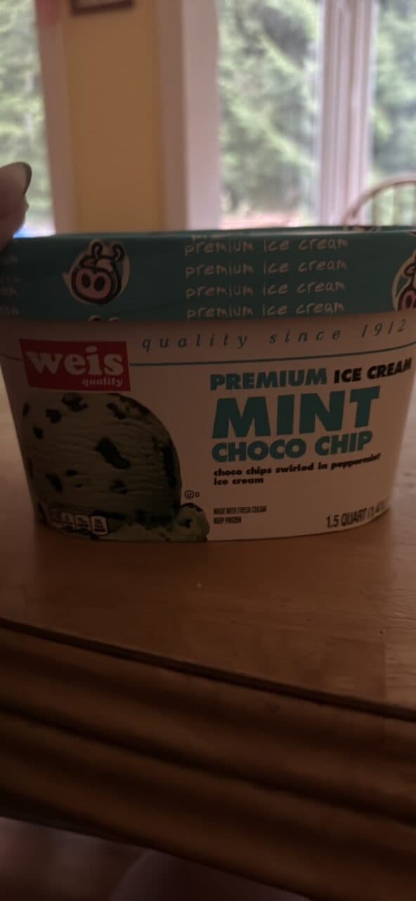 weis quality MINT CHOCO CHIP premium ice cream packshot
