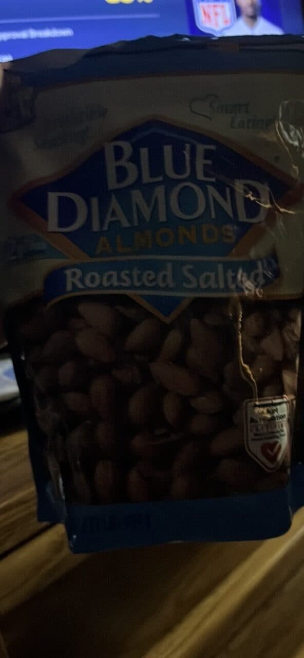 Blue Diamond Roasted Salted Almonds packshot