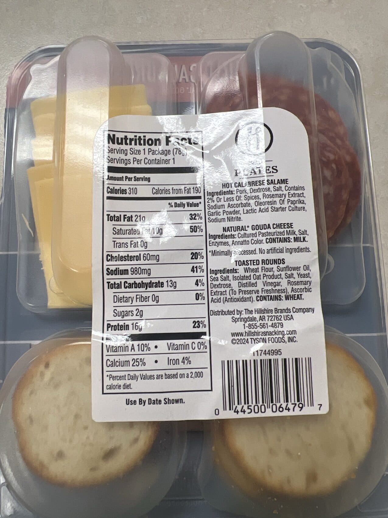 HILLSHIRE SNACKING HOT CALABRESE SALAME WITH NATURAL GOUDA CHEESE & TOASTED ROUNDS packshot