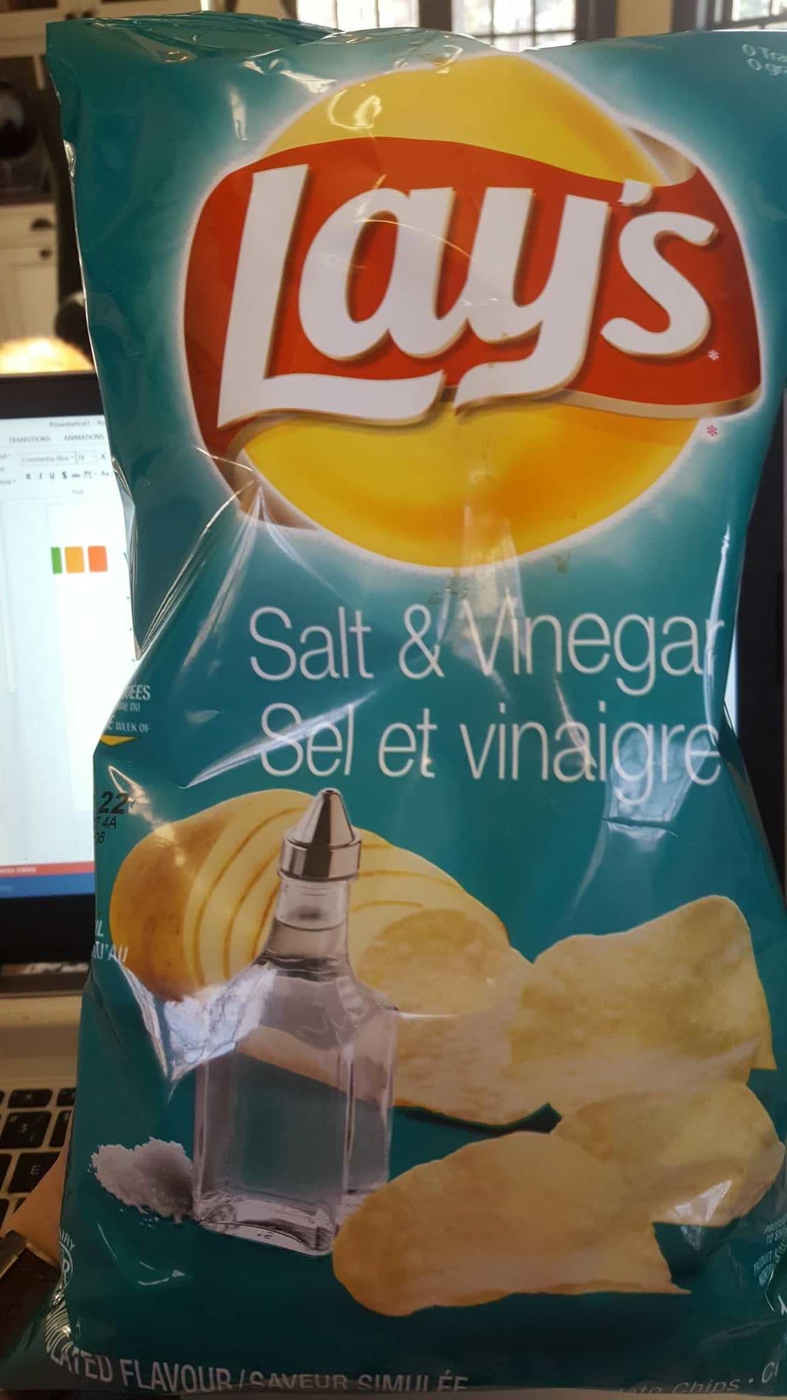 Lay's Lays salt & vinegar packshot