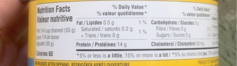Cedar Thon pâle en morceaux dans l'eau packshot
