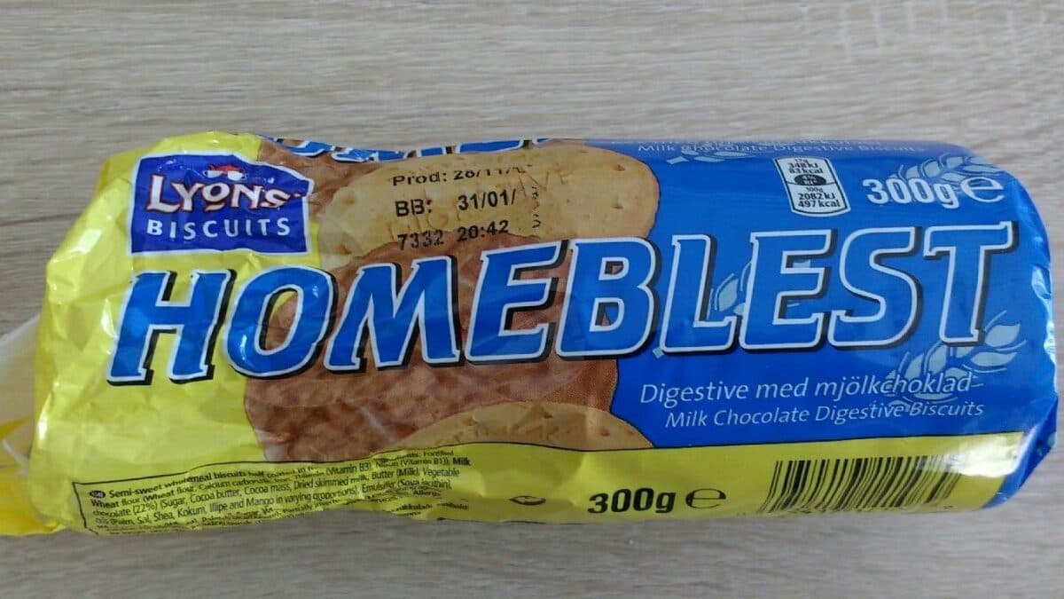 Lyons Biscuits Homeblest Milk Chocolate Digestives packshot