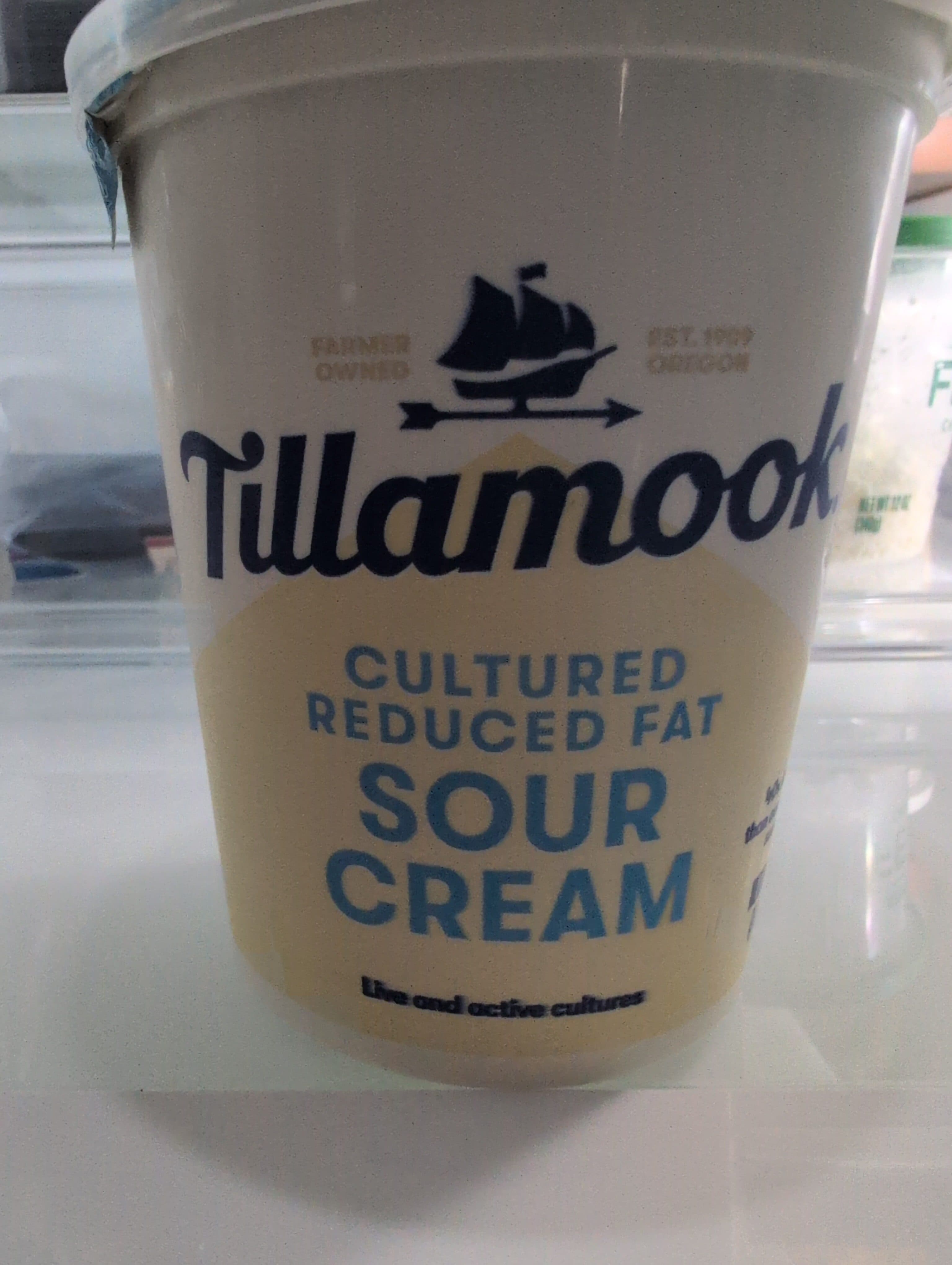 Tillamook CULTURED REDUCED FAT SOUR CREAM packshot