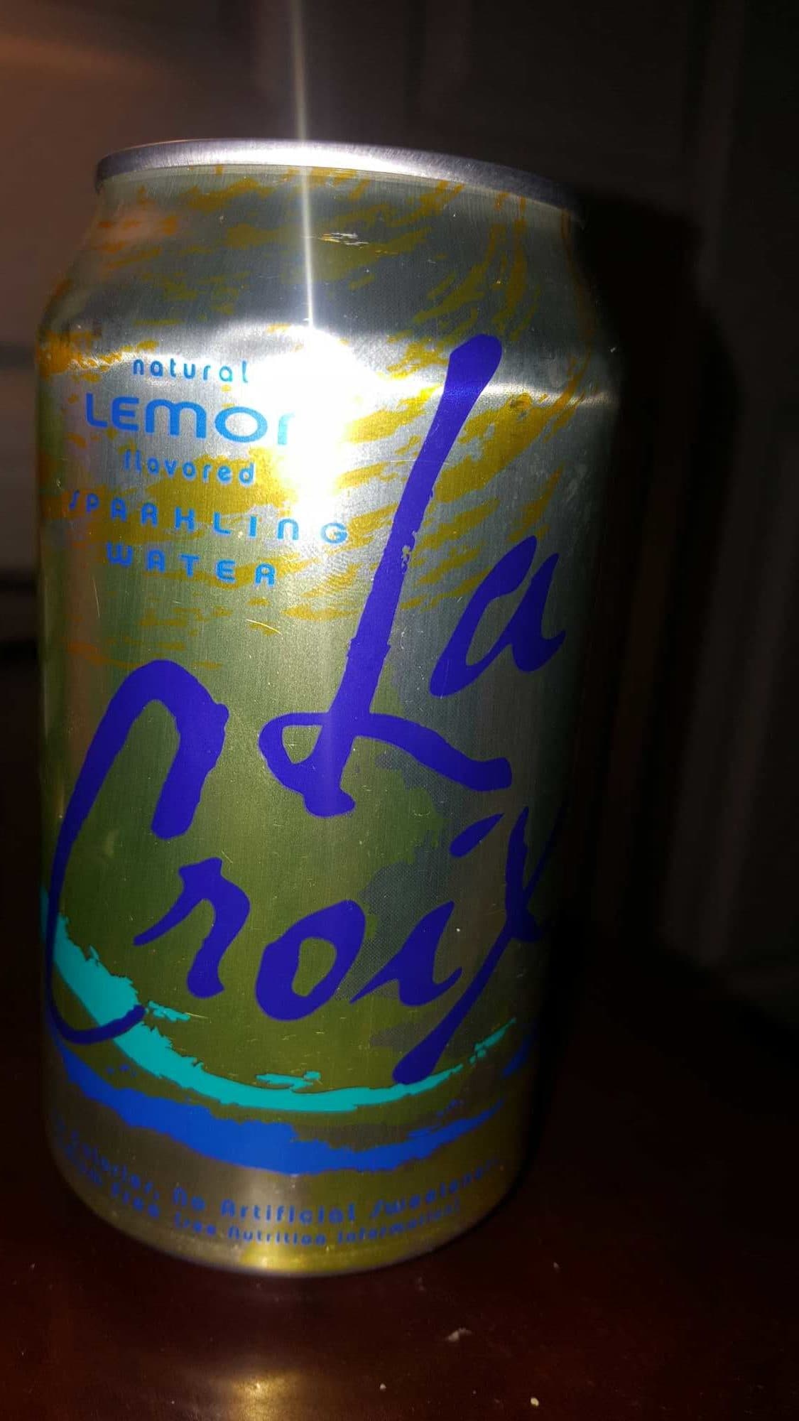 La croix water Naturally Essenced Lemon Sparkling Water packshot