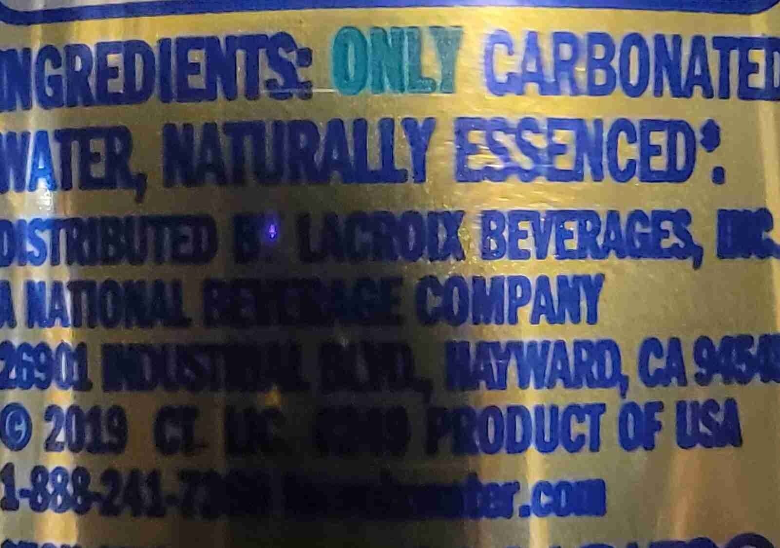 La croix water Naturally Essenced Lemon Sparkling Water packshot