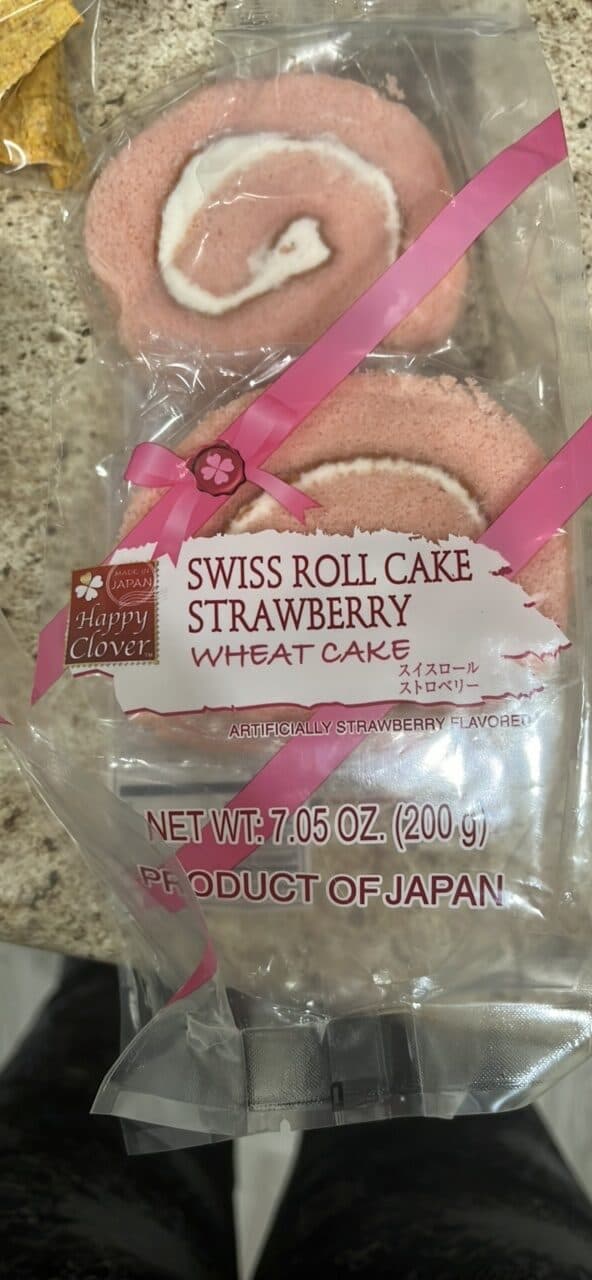 Happy Clover SWISS ROLL CAKE STRAWBERRY WHEAT CAKE packshot