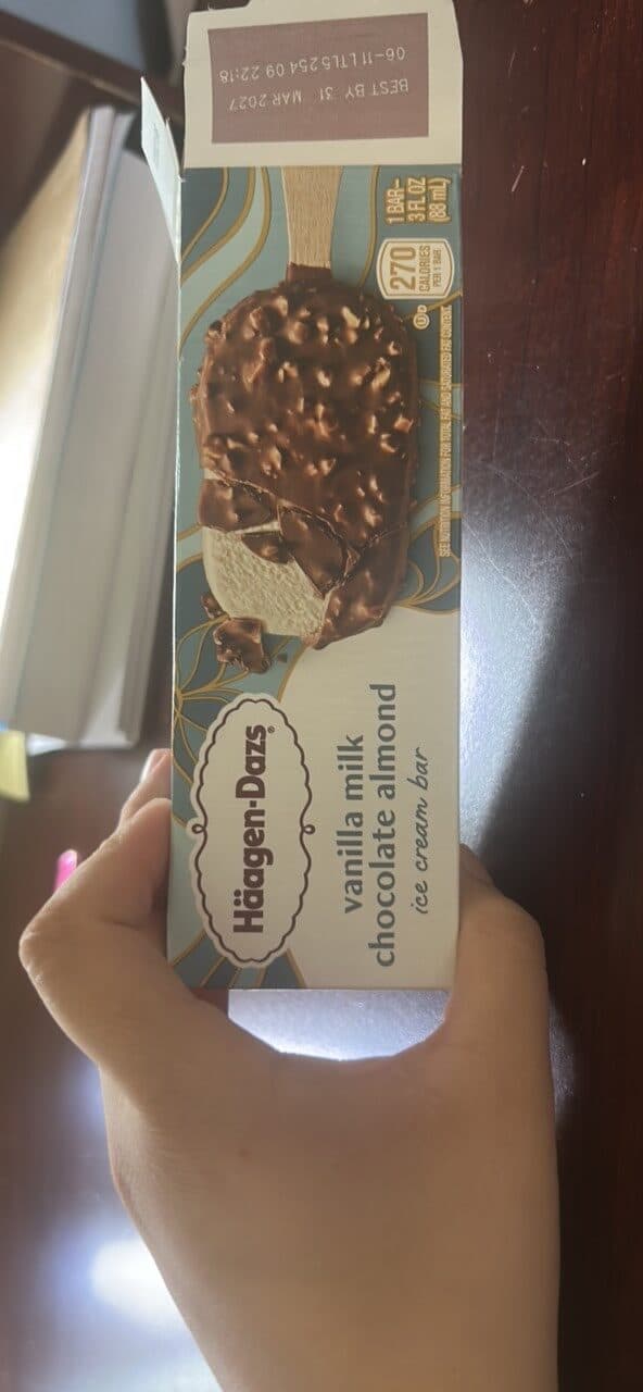 Häagen-Dazs Vanilla Milk Chocolate Almond Bar packshot
