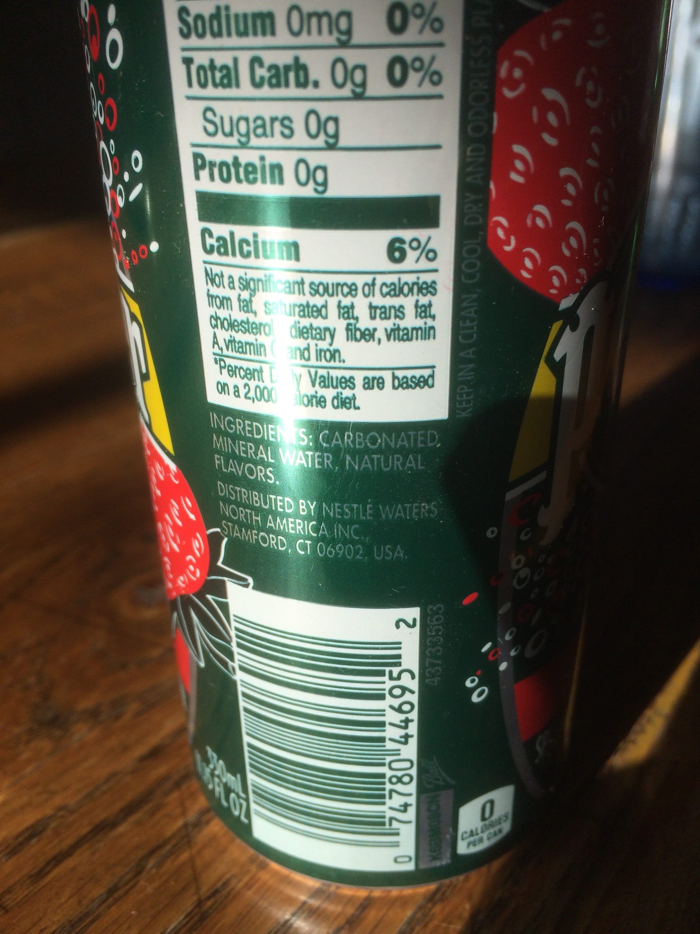 Perrier Perrier strawberry packshot