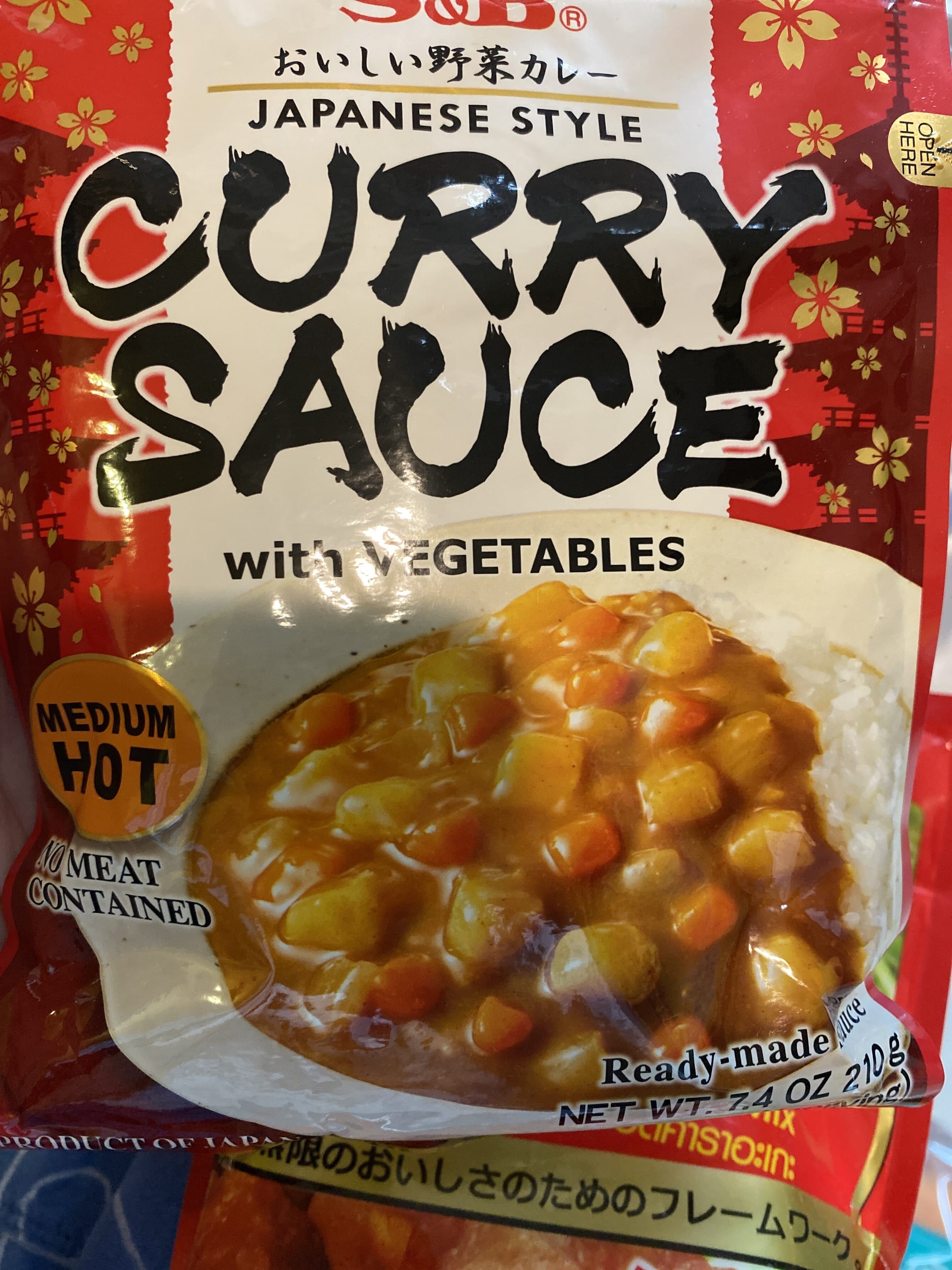 S&B Curry sauce with vegetables packshot