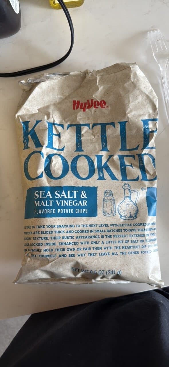 HyVee SEA SALT & MALT VINEGAR FLAVORED POTATO CHIPS packshot