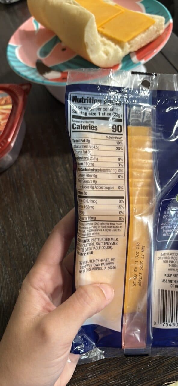 Hy-Vee Deli Style Mild Cheddar Cheese Slices packshot