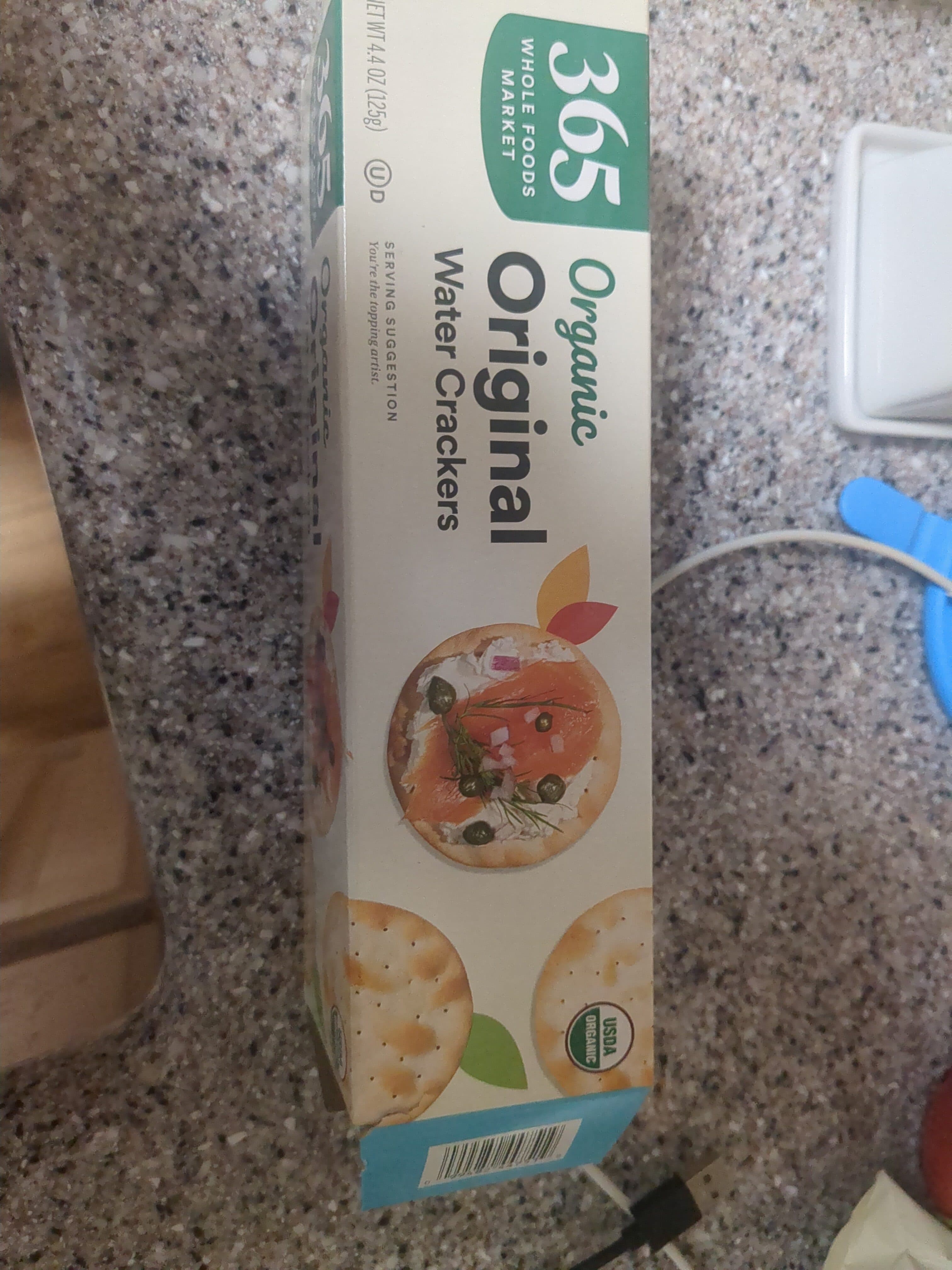 365 Everyday Value Organic Original Water Crackers packshot