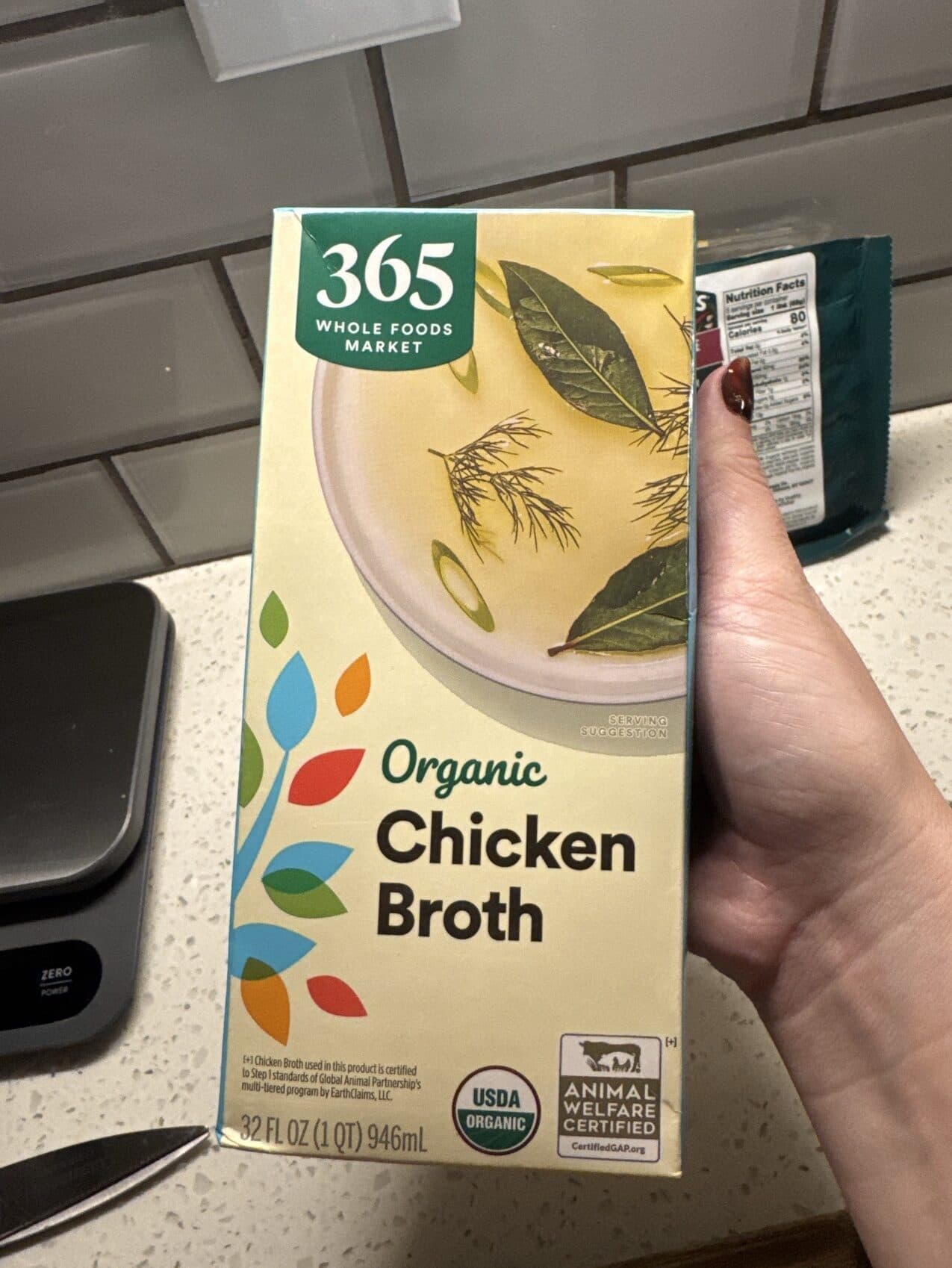 365 Everyday Value Chicken broth packshot