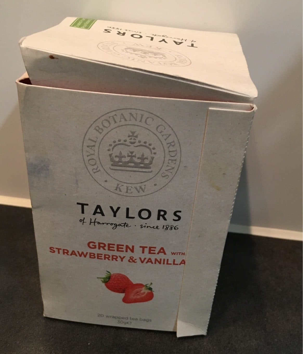 Royal Botanic Garden Taylors of Harrogate Green Tea With Strawberry & Vanilla X20 Tea Bags packshot