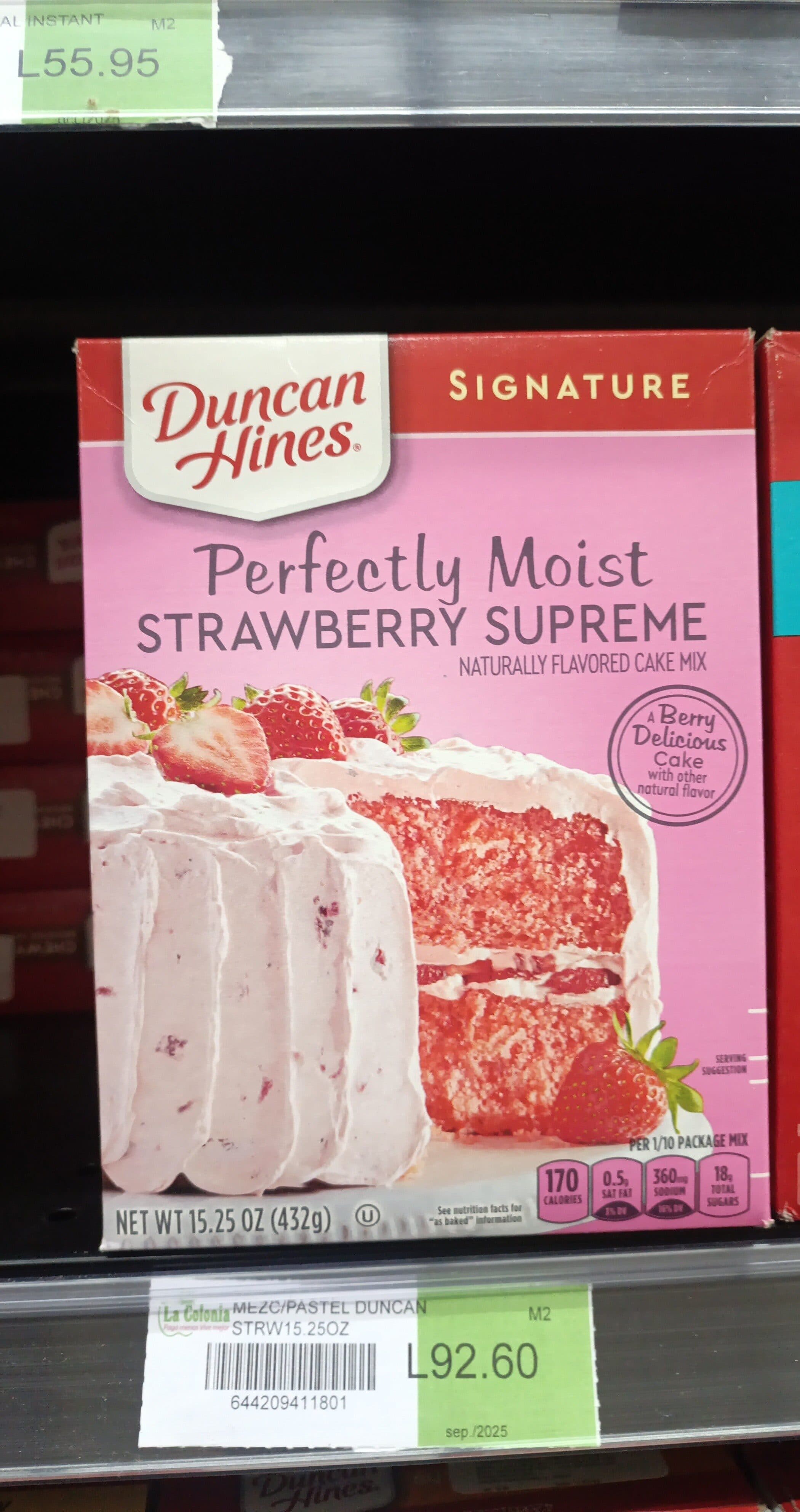 Duncan Hines Duncan hines, signature cake mix, strawberry supreme packshot