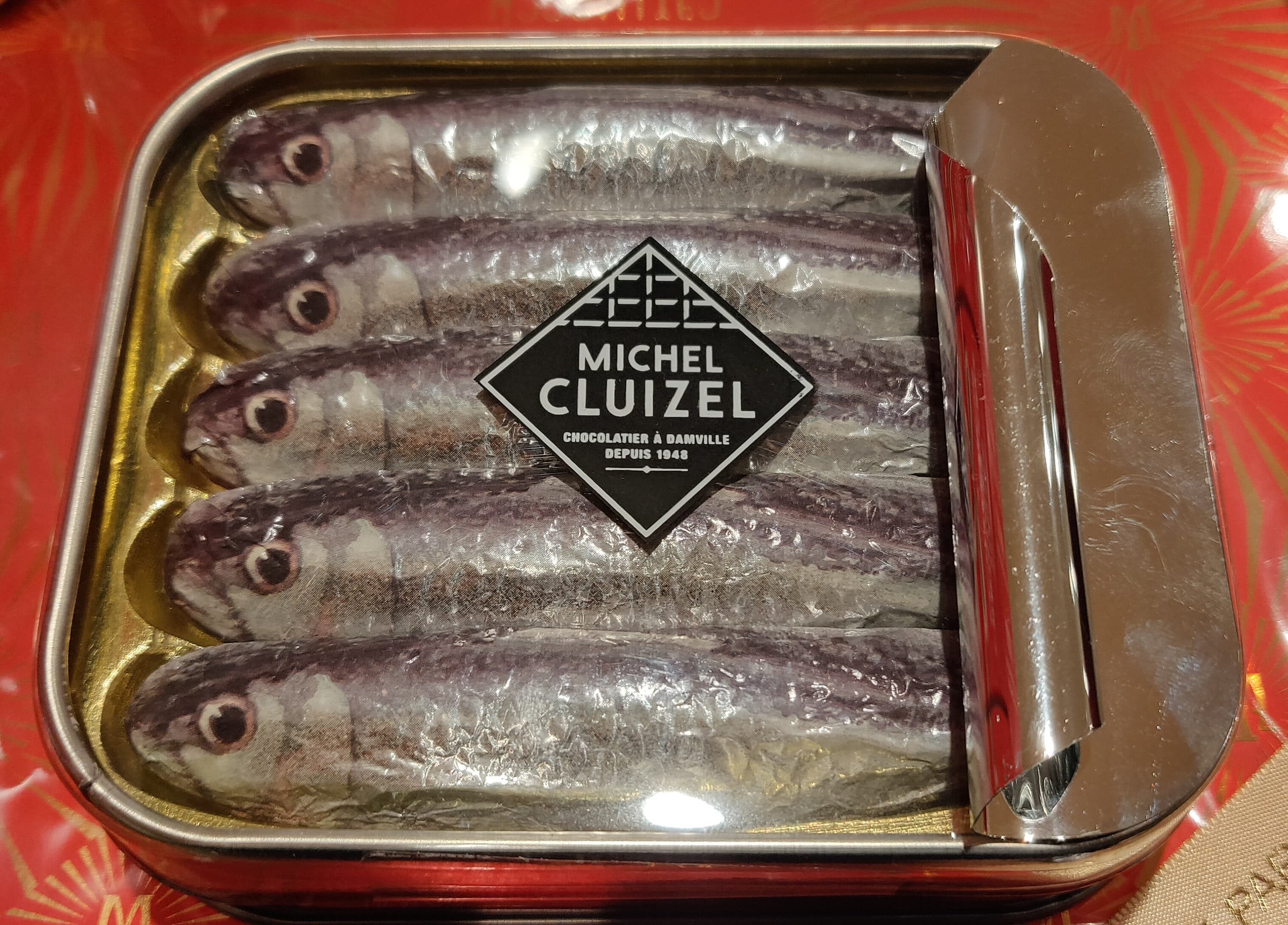 Michel Cluizel Boîte de sardines en chocolat au lait packshot