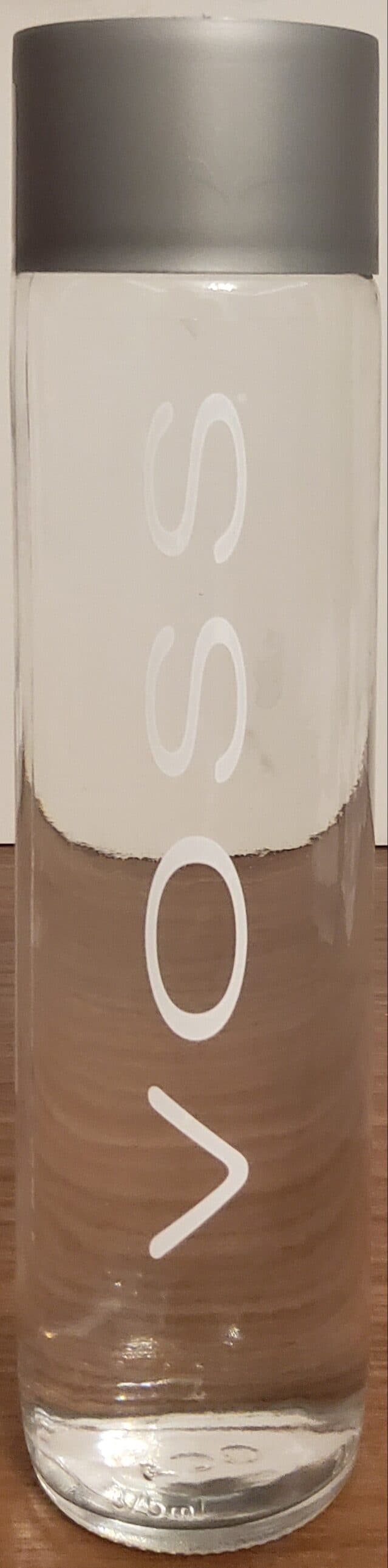 Voss eau artésienne packshot