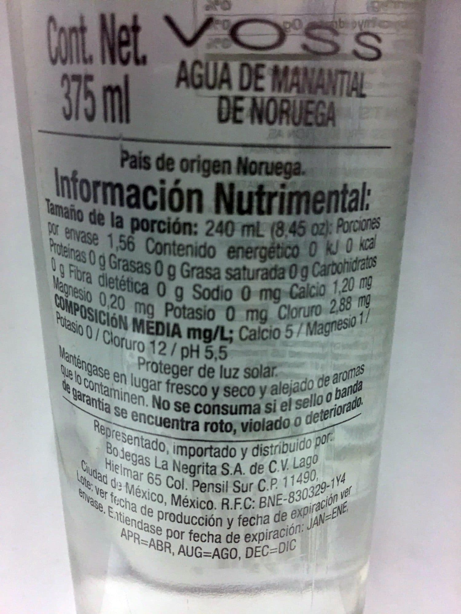 Voss eau artésienne packshot