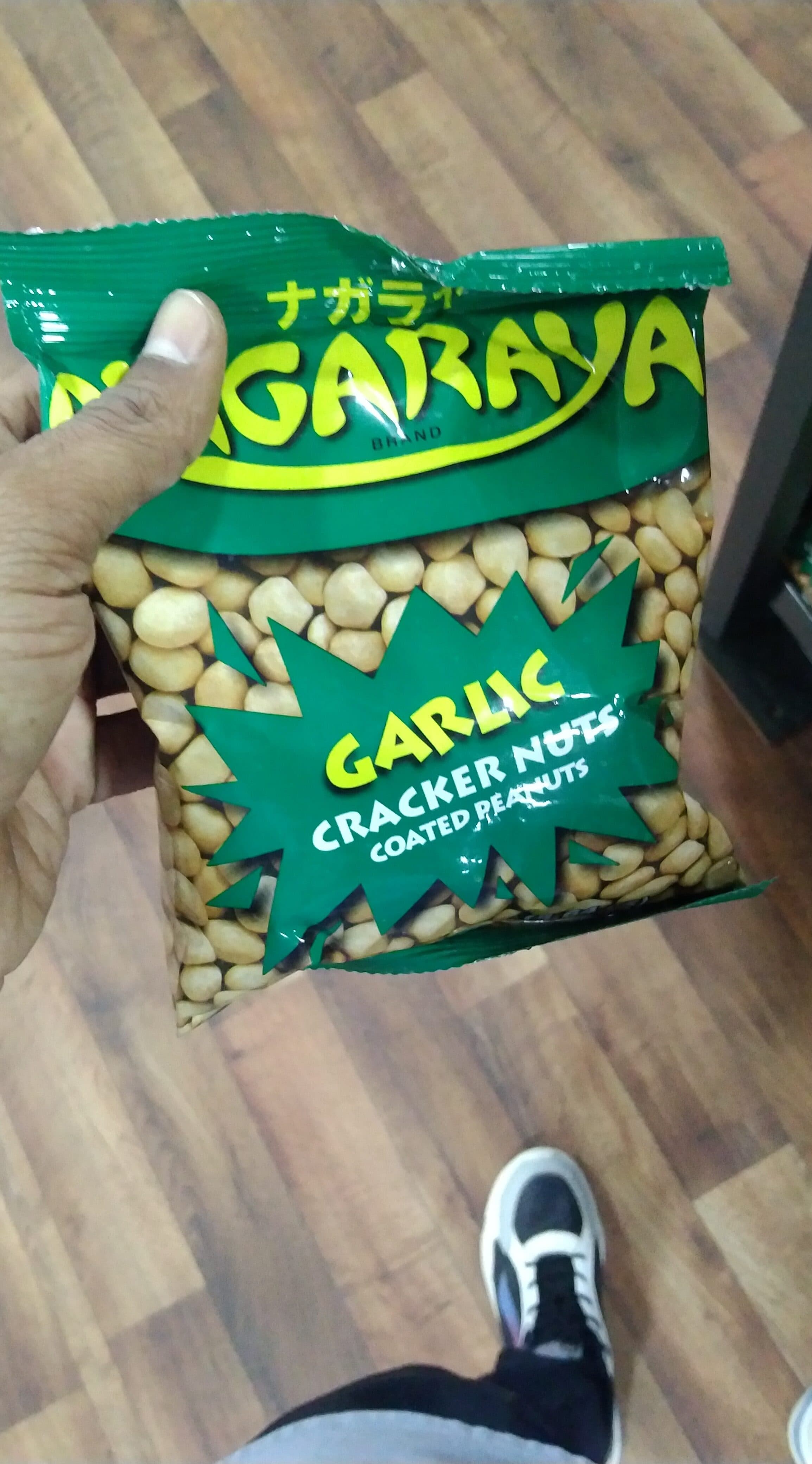 Food Industries Inc. Nagaraya, Cracker Nuts, Garlic packshot