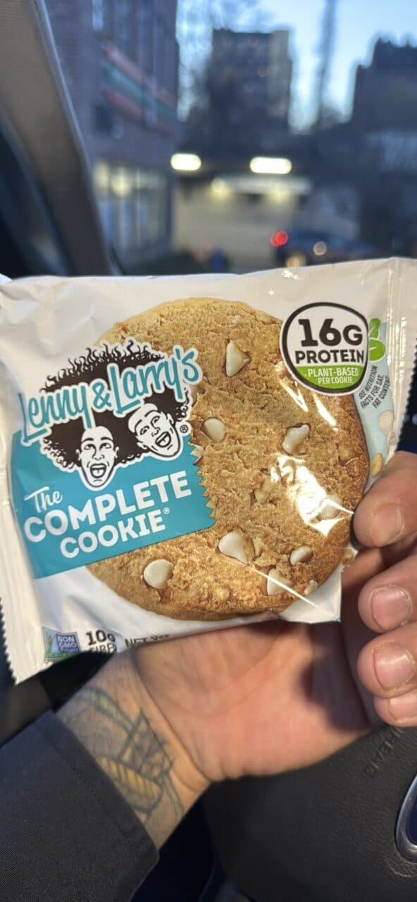 Lenny & Larry's The Complete Cookie White Chocolate Flavored Macadamia packshot