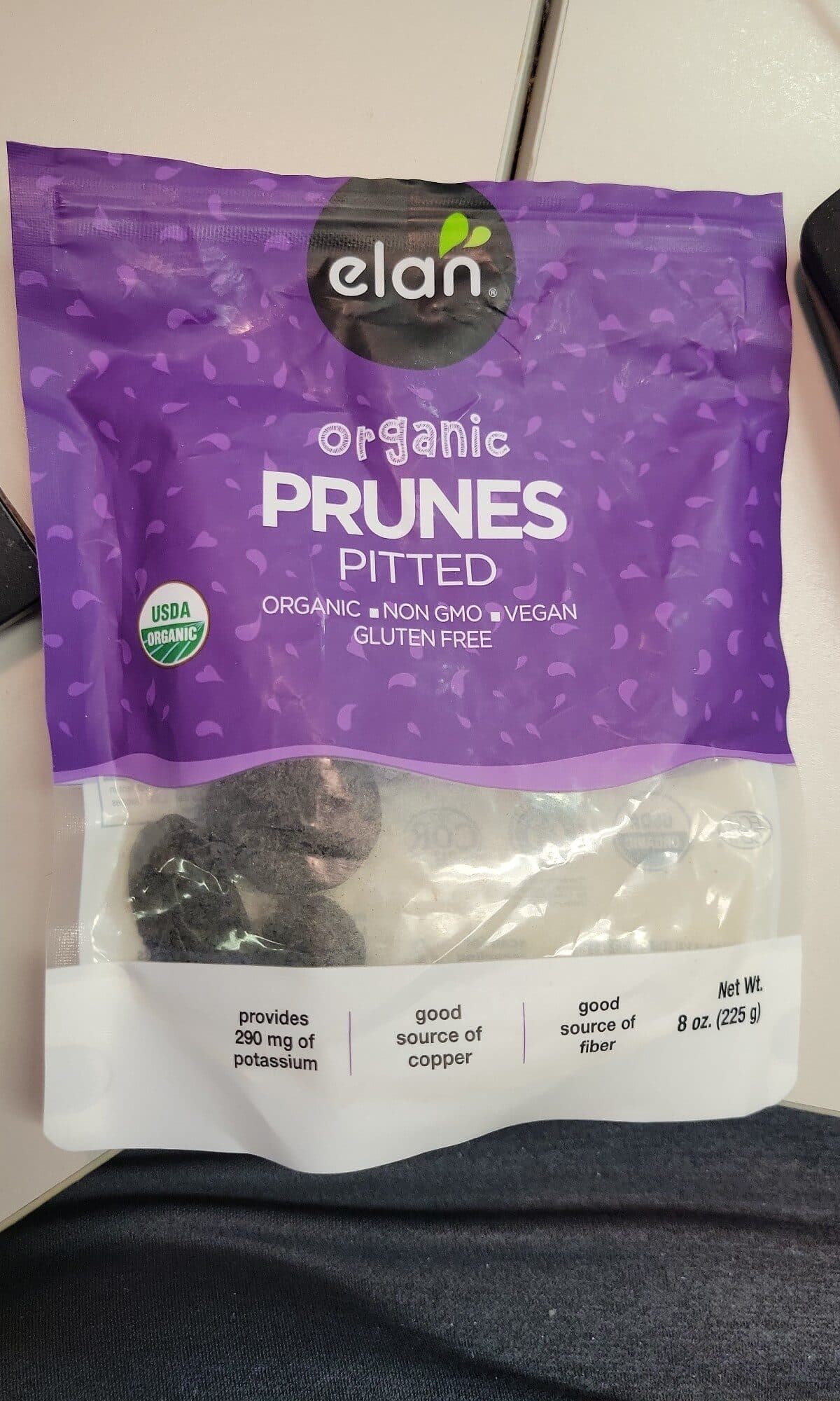 Elan Organic Prunes Pitted packshot