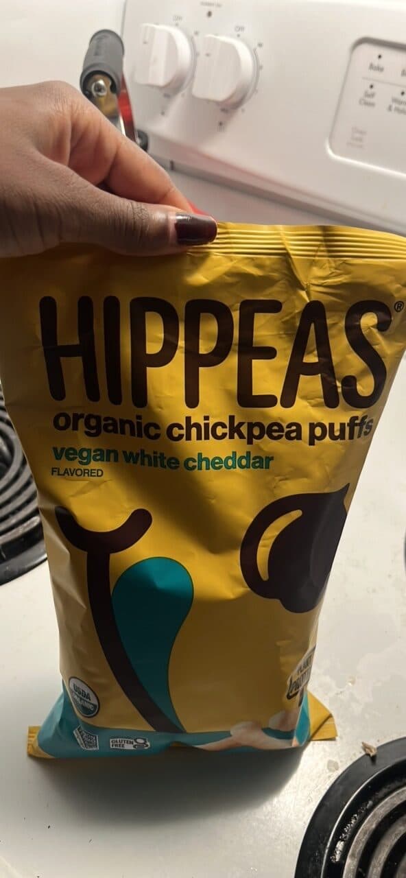 HIPPEAS organic chickpea puffs vegan white cheddar packshot