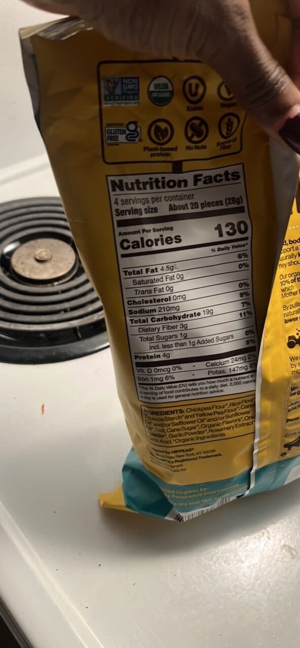 HIPPEAS organic chickpea puffs vegan white cheddar packshot