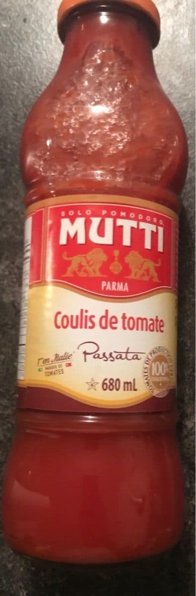 Mutti Tomato puree packshot