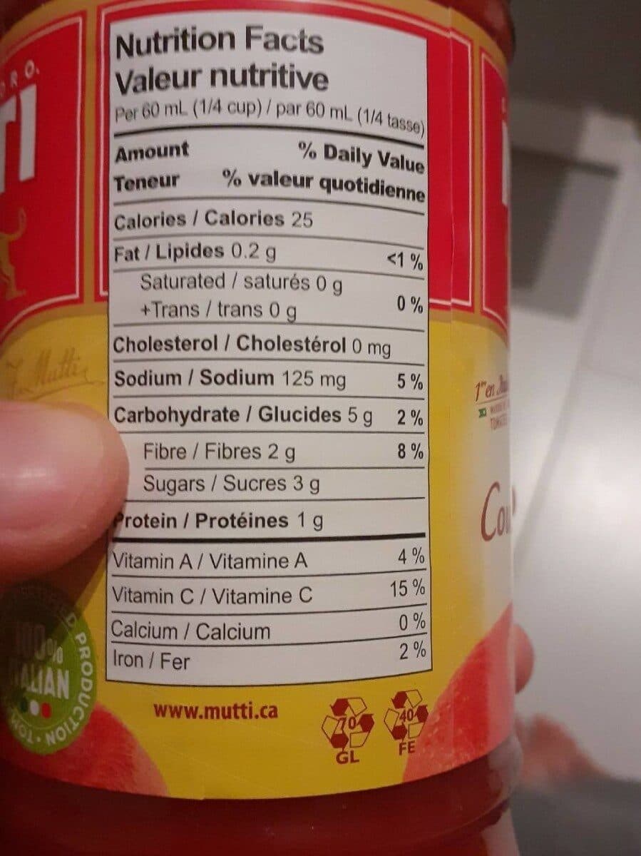 Mutti Tomato puree packshot