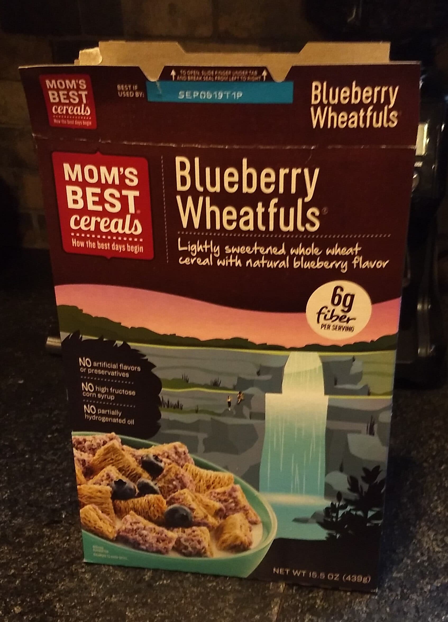 Mom's Best Cereals Lightly sweetened whole wheat cereal with natural blueberry wheatfuls, blueberry packshot